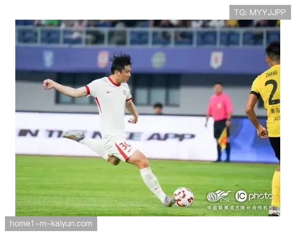 杨铭锐右边锋首发表现积极 进球越位头球攻门稍稍偏出